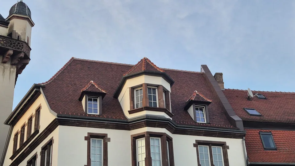 Couverture en tuiles sur une maison de caractère